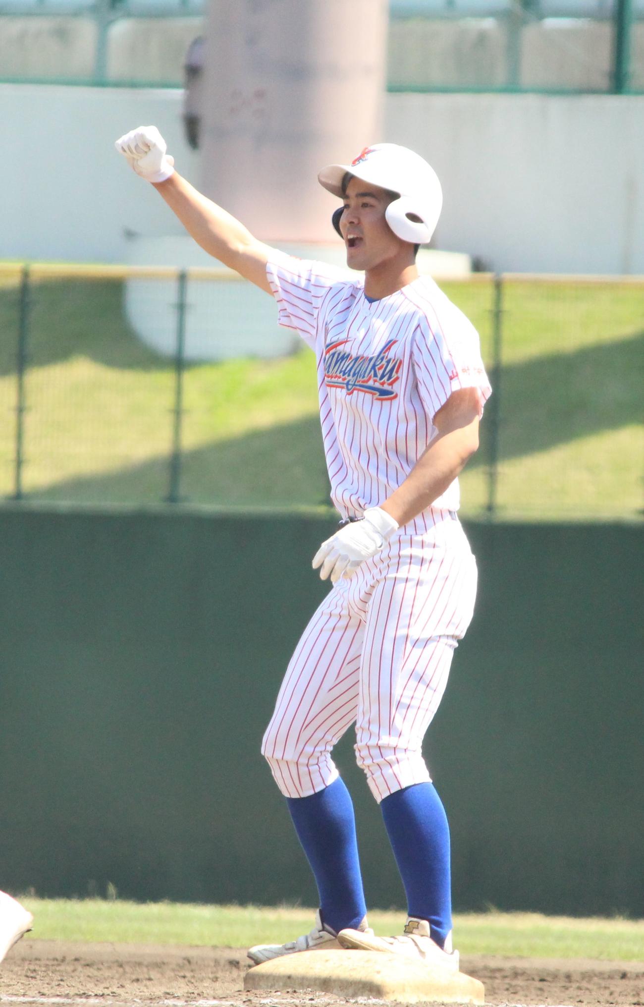 市川越対山村学園　2回裏山村学園2死二塁、先制の適時打を放ちガッツポーズをする塙外野手（撮影・保坂恭子）