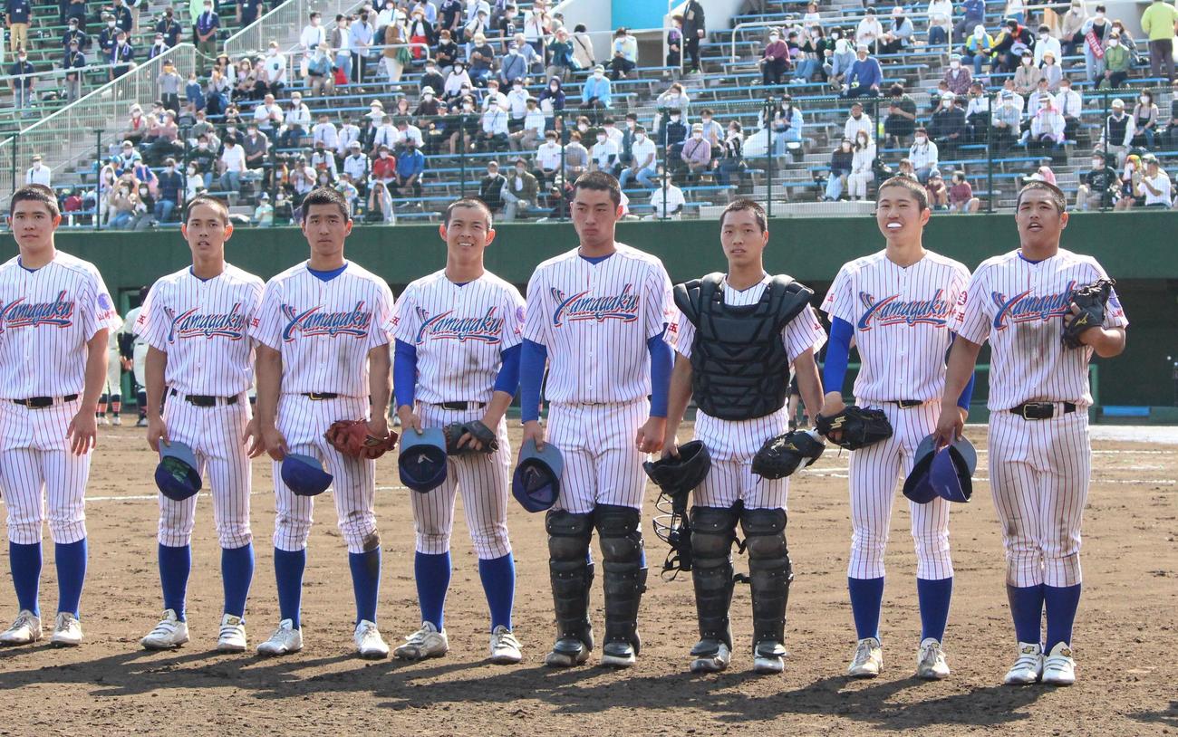 市川越対山村学園　勝利し、試合後スタンドにあいさつをする山村学園の選手たち（撮影・保坂恭子）