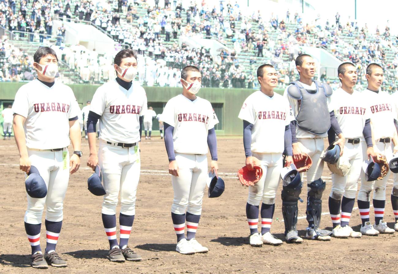 勝利し、試合後スタンドにあいさつをする浦和学院の森監督（左から2人目）と選手たち（撮影・保坂恭子）