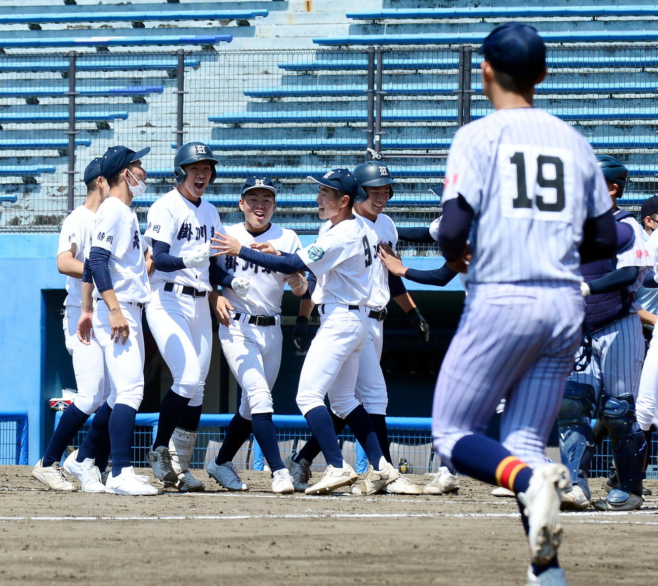 決勝打の掛川東・宇田（左から3人目）は、駆け寄る仲間に祝福される
