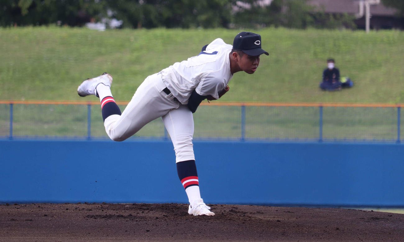 木更津総合打線に10安打されながらも、2点に抑えた銚子商、先発のエース・飯島（撮影・保坂淑子）