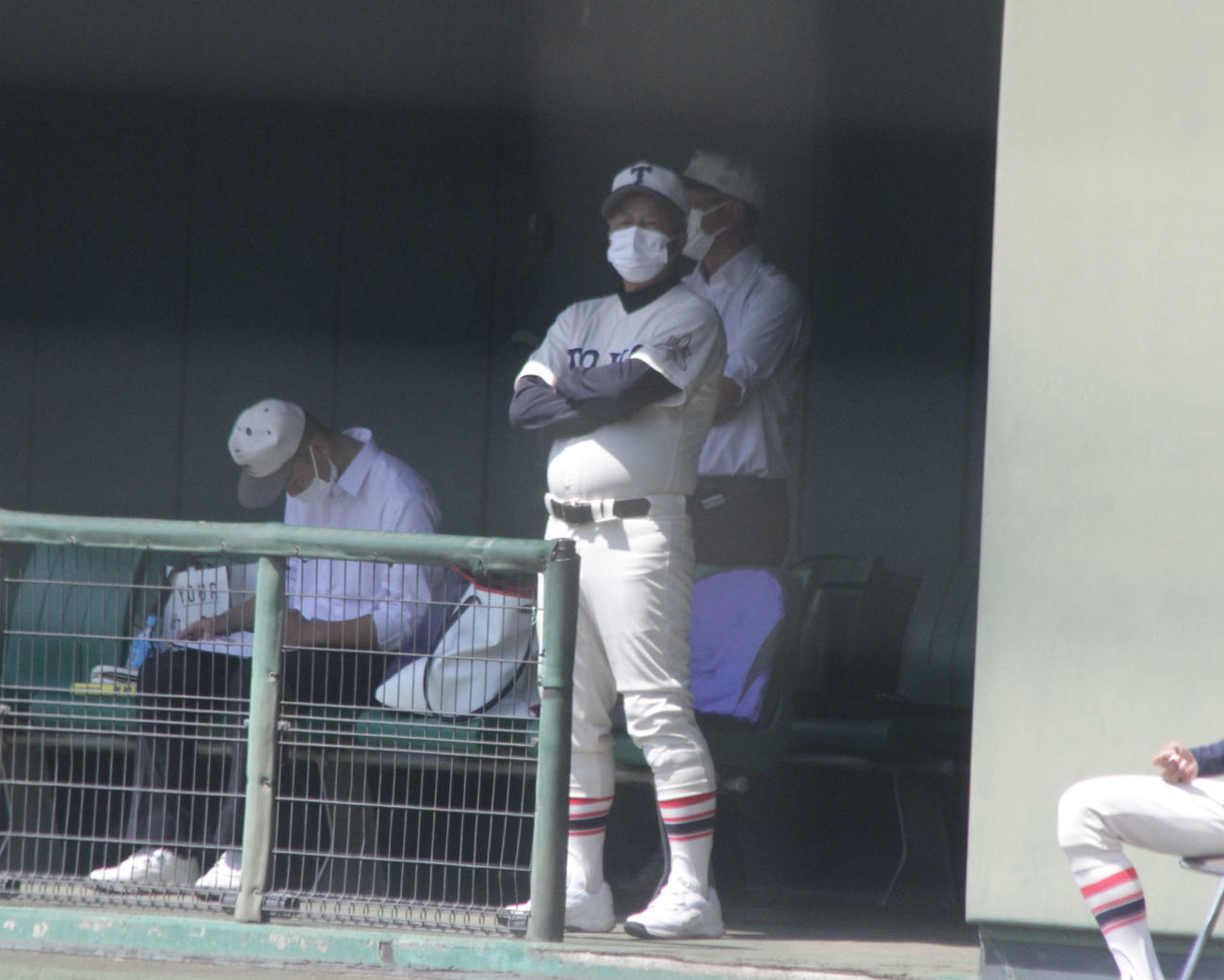 東洋大姫路の岡田龍生監督はベンチから戦況をチェックした