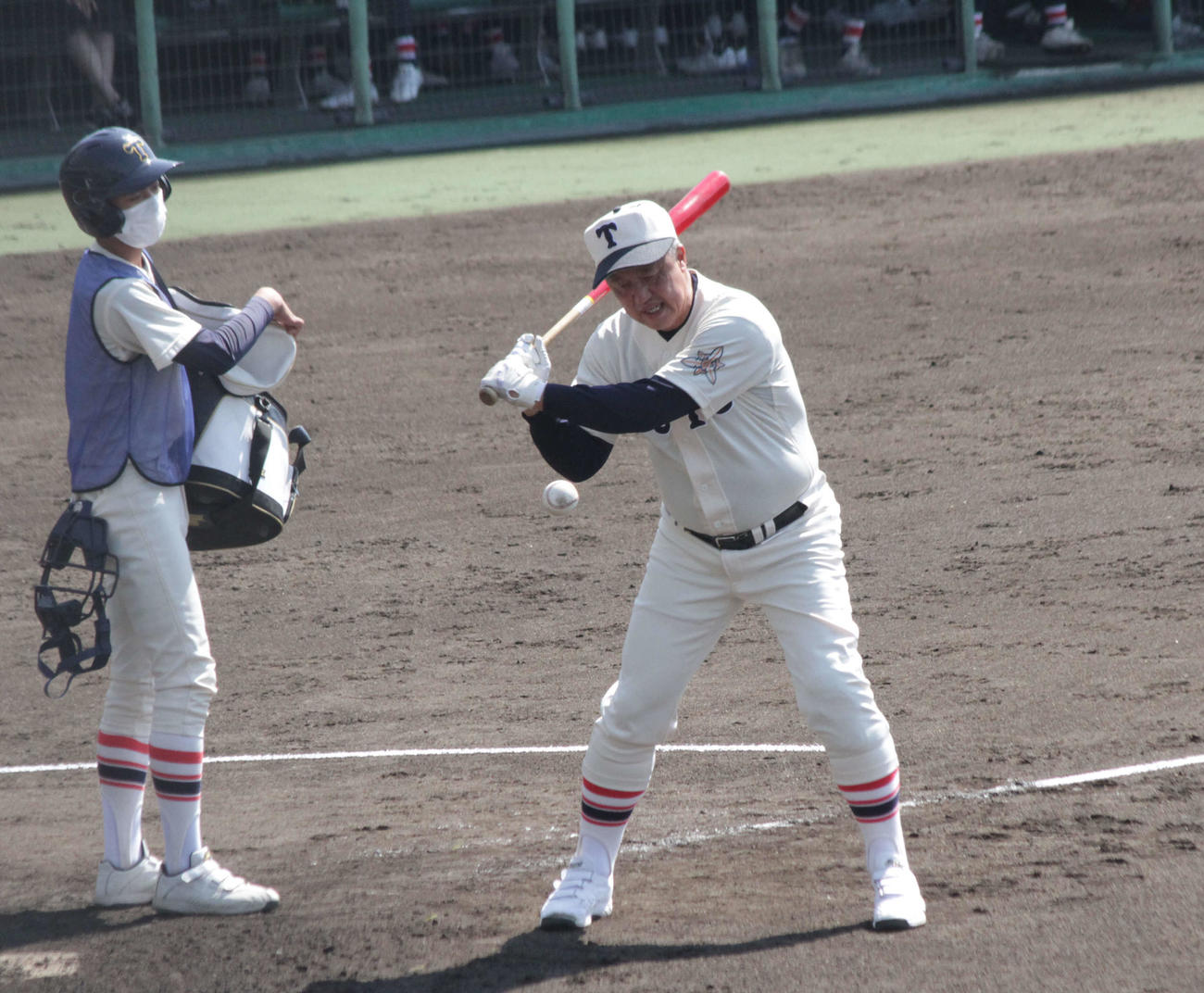 東洋大姫路の岡田龍生監督は滝川二戦の前にシートノックを行った