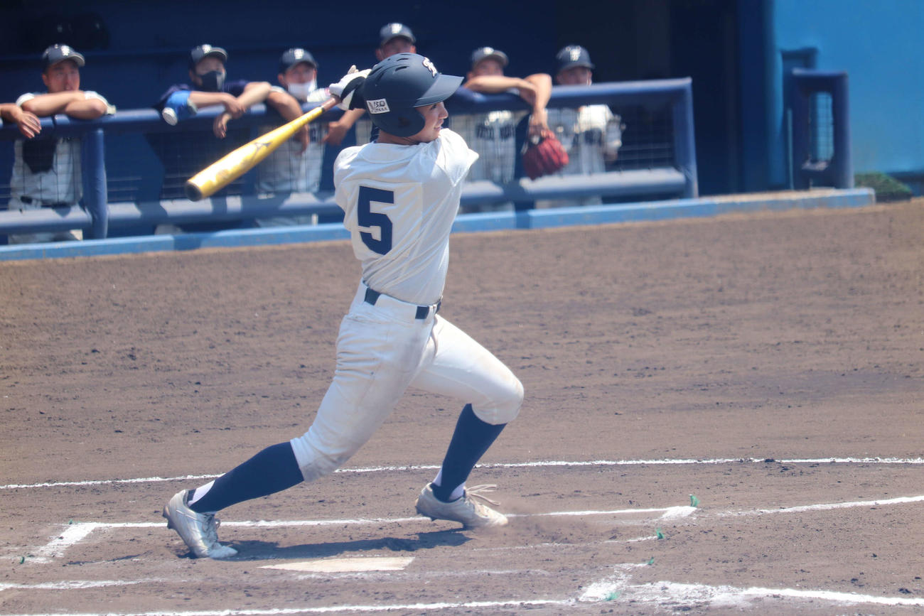 6回2死一、二塁から右中間を破る先制の適時2点三塁打を放つ市船橋・谷藤（撮影・保坂淑子）