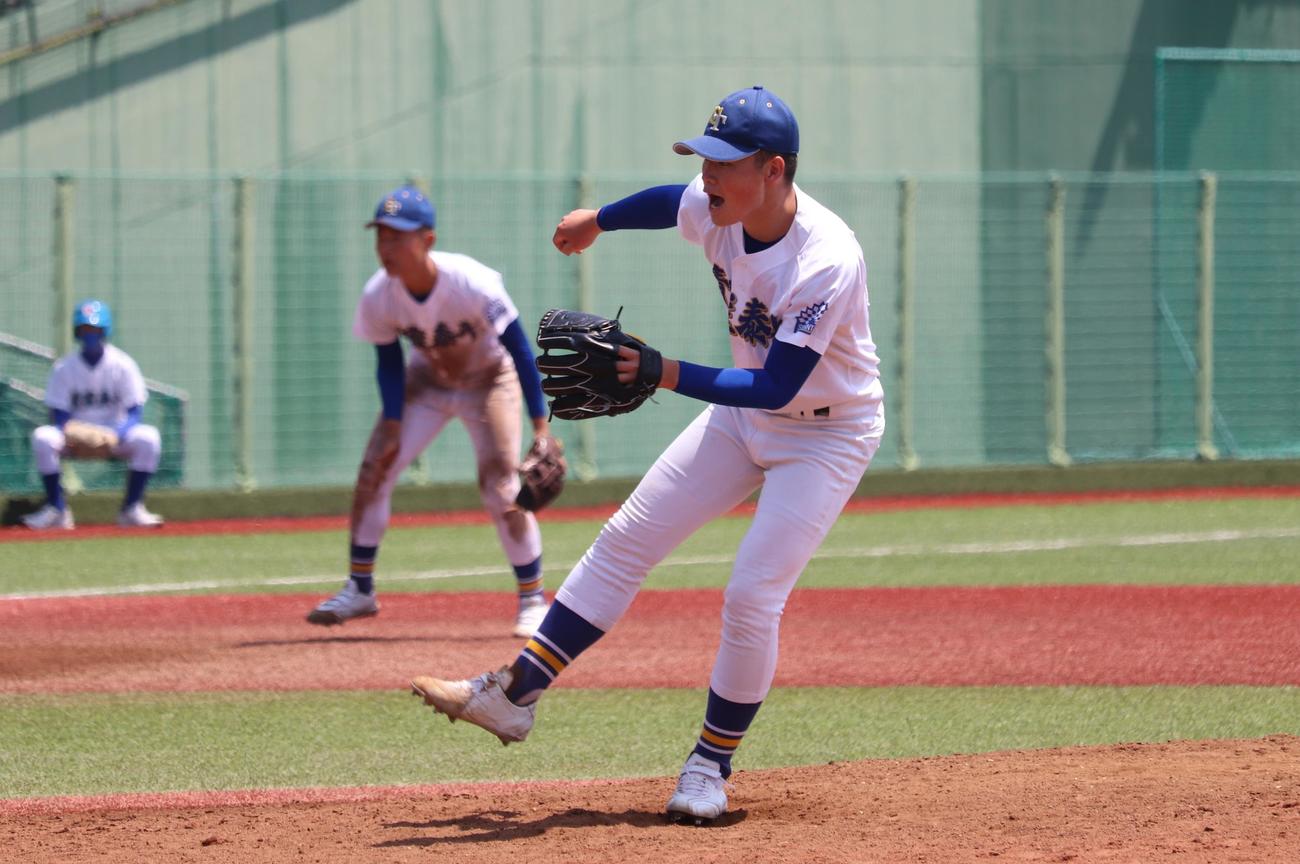 高校野球春季栃木大会3位決定戦　青藍泰斗対栃木工　最後の打者を見逃し三振に抑え、雄たけびをあげる青藍泰斗・黒内佑大投手（撮影・阿部泰斉）
