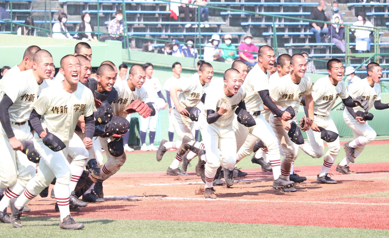 作新学院対佐野日大　優勝を決めた作新学院ナイン（撮影・阿部泰斉）