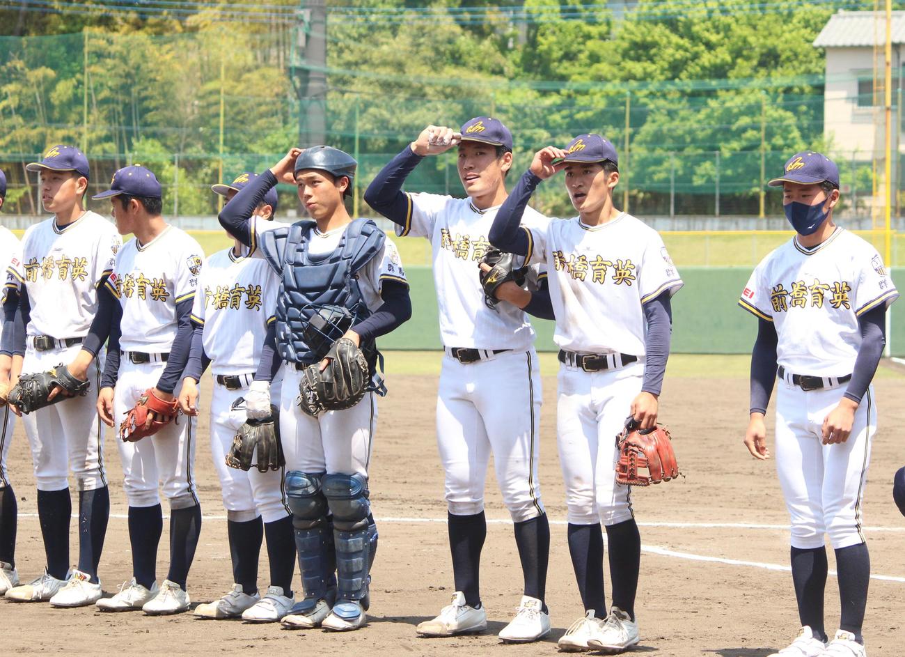 前橋育英対桐生第一　決勝進出を決め、スタンドにあいさつをする前橋育英・岡田主将（右から2人目）ら選手たち（撮影・保坂恭子）