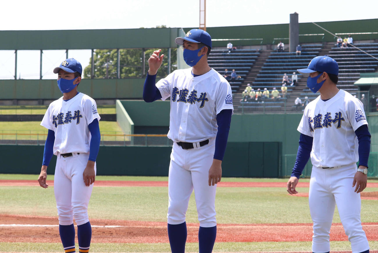 青藍泰斗対栃木工　関東大会出場を決め、スタンドにあいさつする青藍泰斗・石川俊介監督（撮影・阿部泰斉）