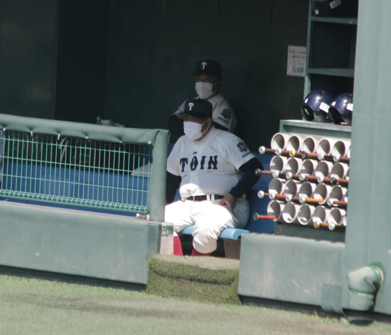 大阪桐蔭の西谷浩一監督はベンチから戦況をチェックする