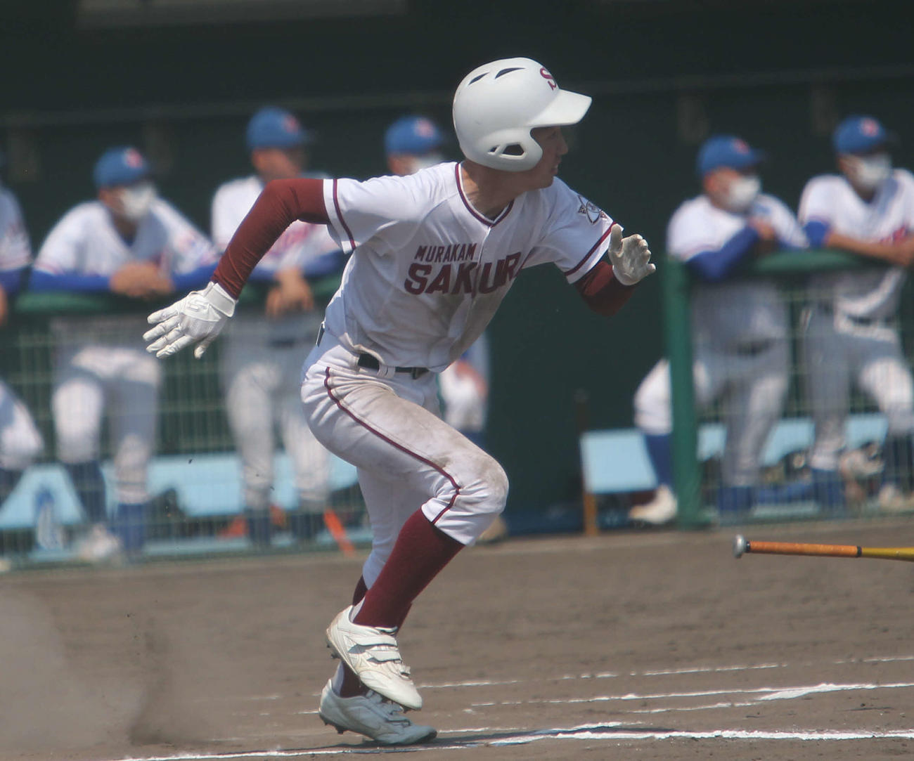 左中間への決勝二塁打を打った村上桜ケ丘・青山は打球を見ながら走る