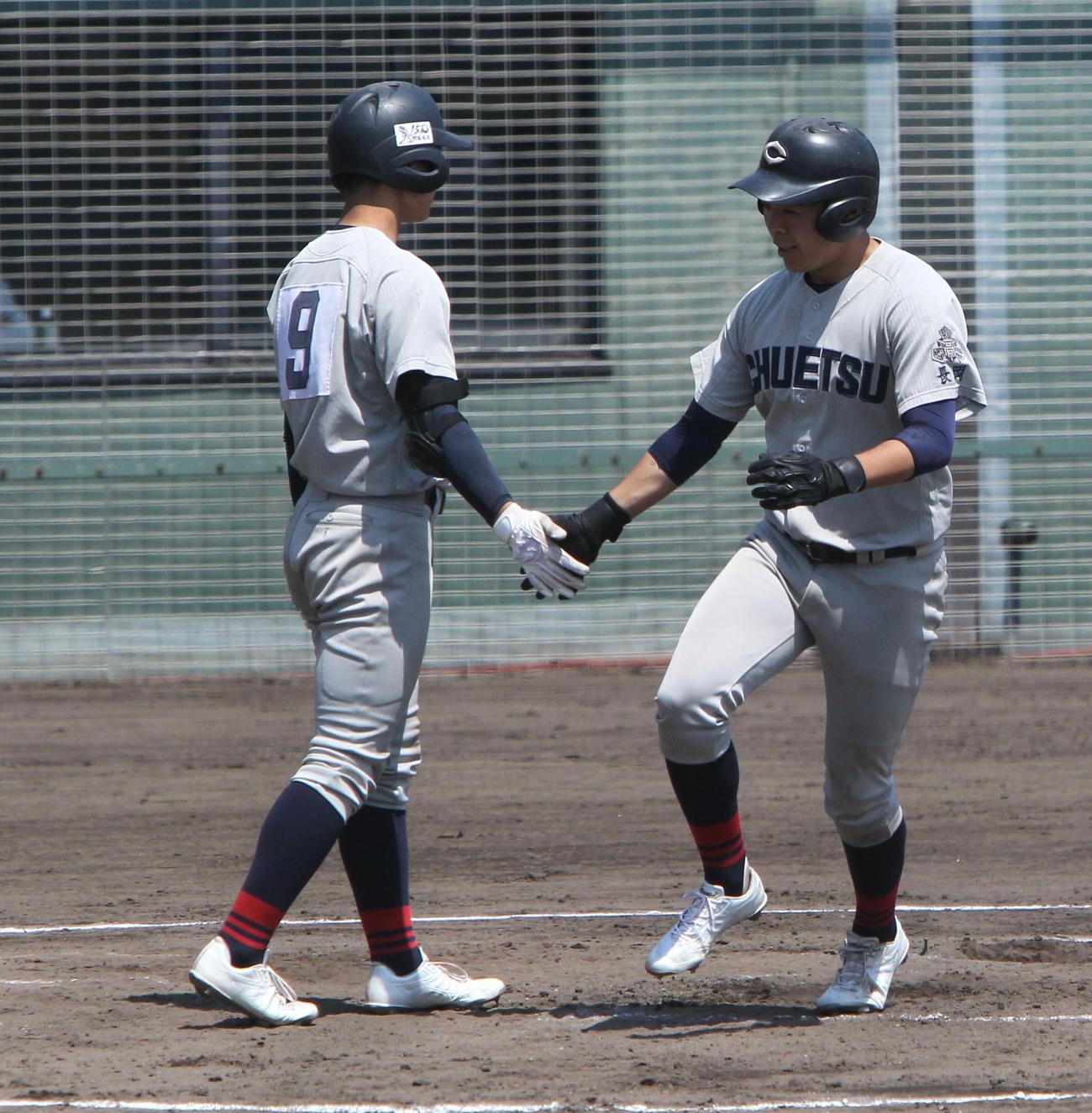 2回に2ラン本塁打を放ち笑顔でホームインの中越・川村