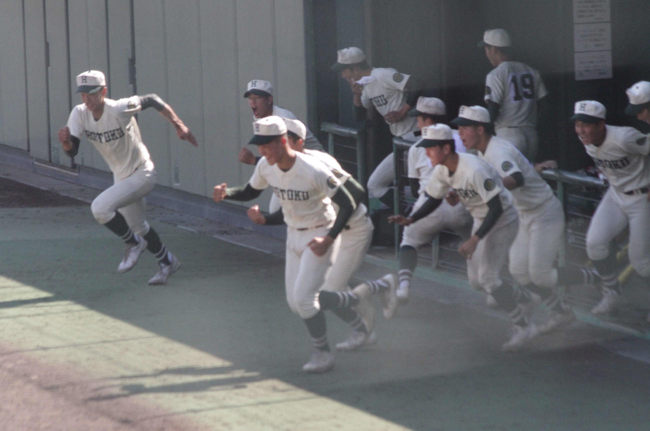 社に完勝し、ベンチから勢いよく飛び出す報徳学園ナイン