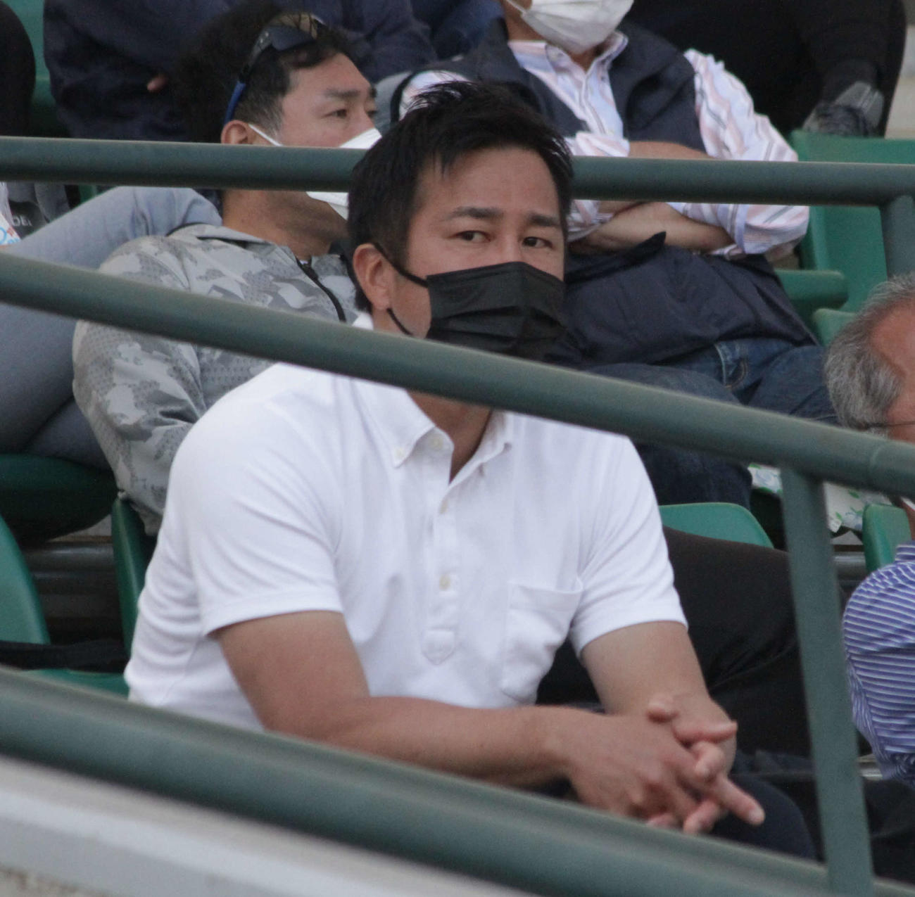 客席から社戦をチェックした報徳学園・葛城コーチ