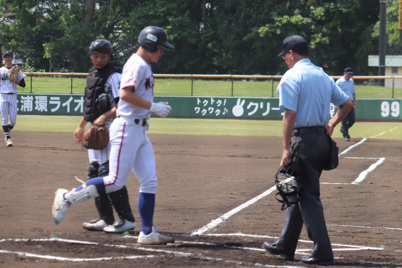 1回、1死一、二塁から先制の右越え雄3ラン本塁打を打ち、ホームインする明秀学園日立、4番の石川（撮影・保坂淑子）