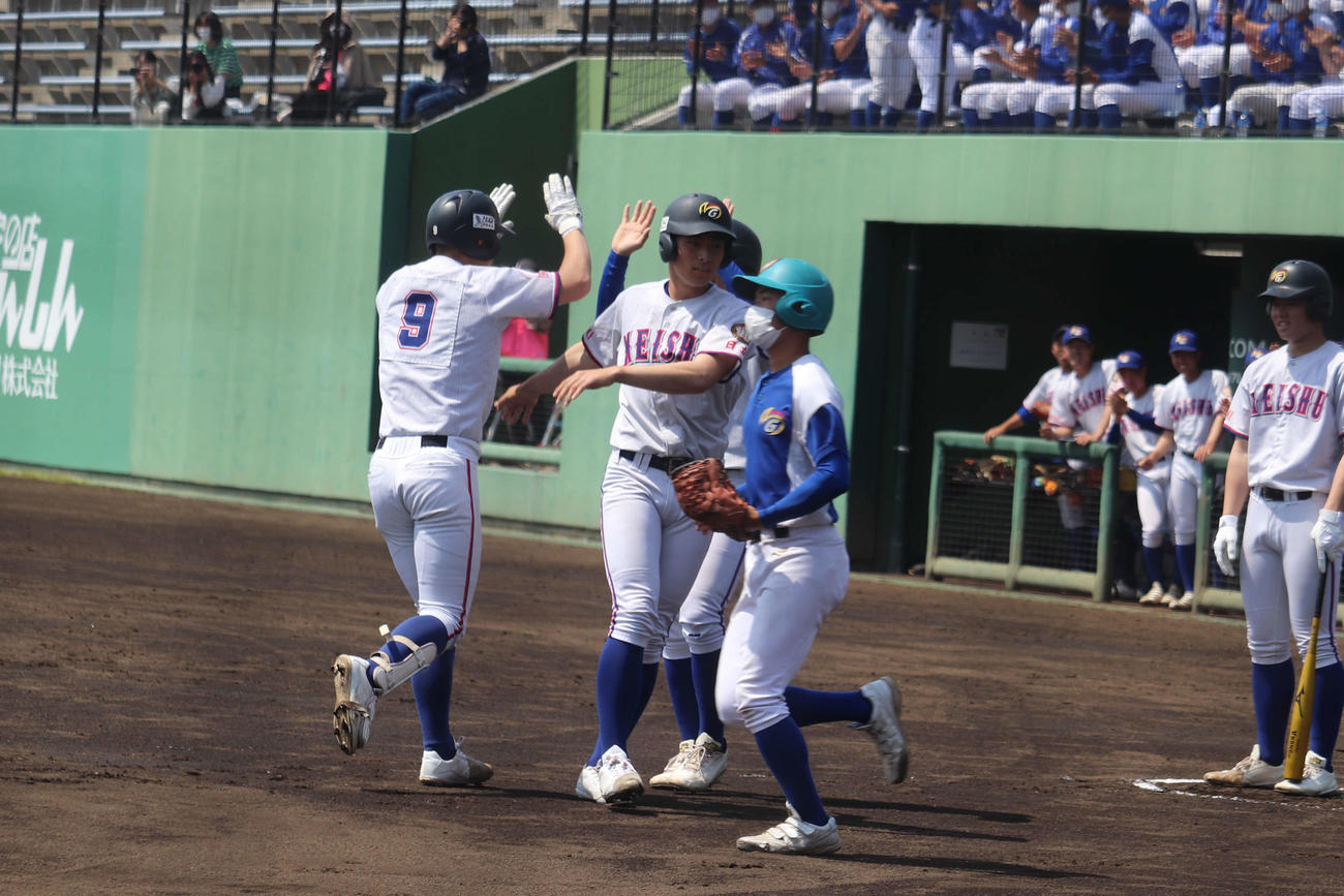 1回、1死一、二塁から先制の右越え雄3ラン本塁打を打ち、チームメートとハイタッチする明秀学園日立、4番の石川（撮影・保坂淑子）