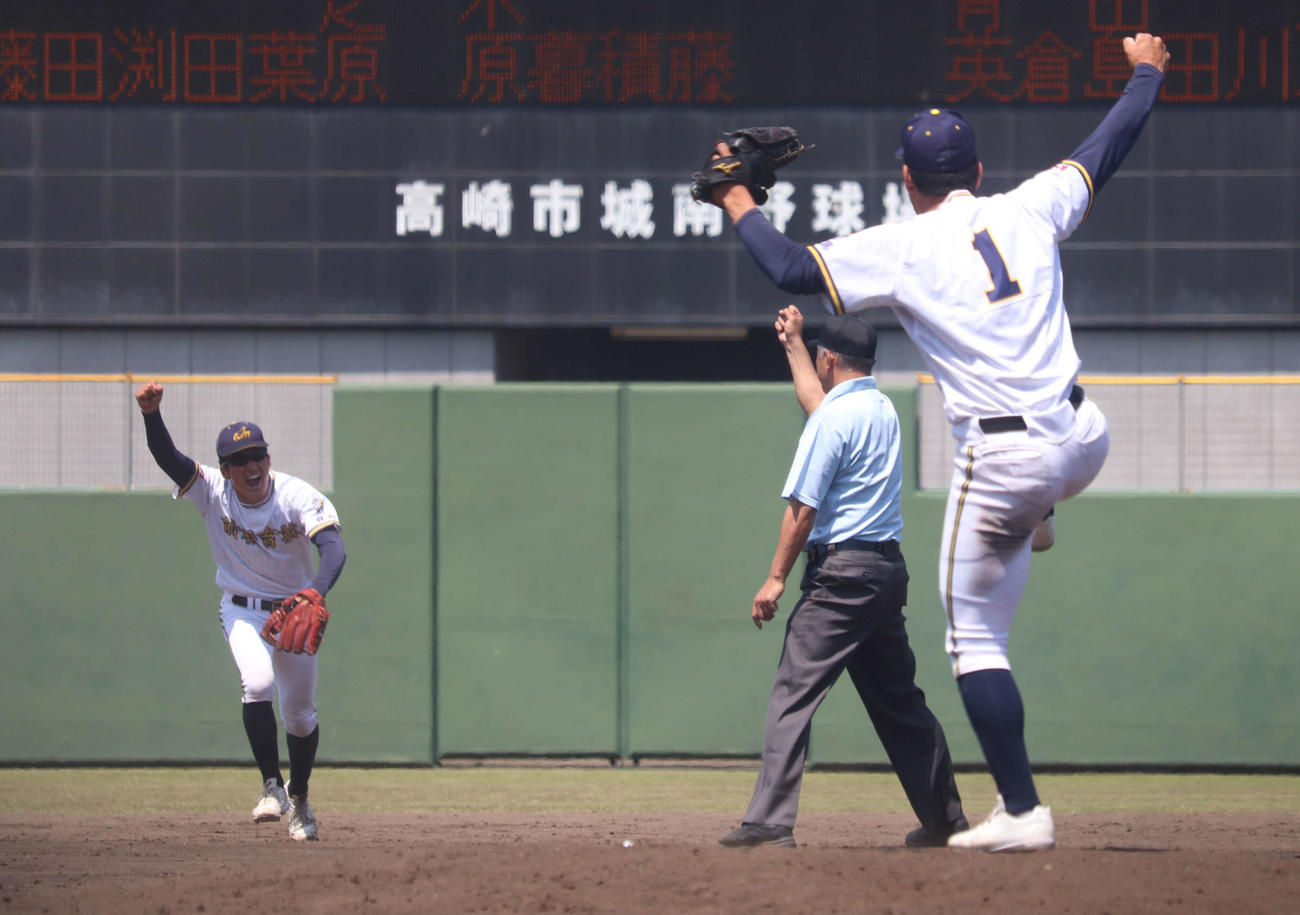 前橋育英対高崎健康福祉大高崎　盗塁刺で試合を終了し、喜ぶ前橋育英・生方碧莞投手（右手前）（撮影・阿部泰斉）
