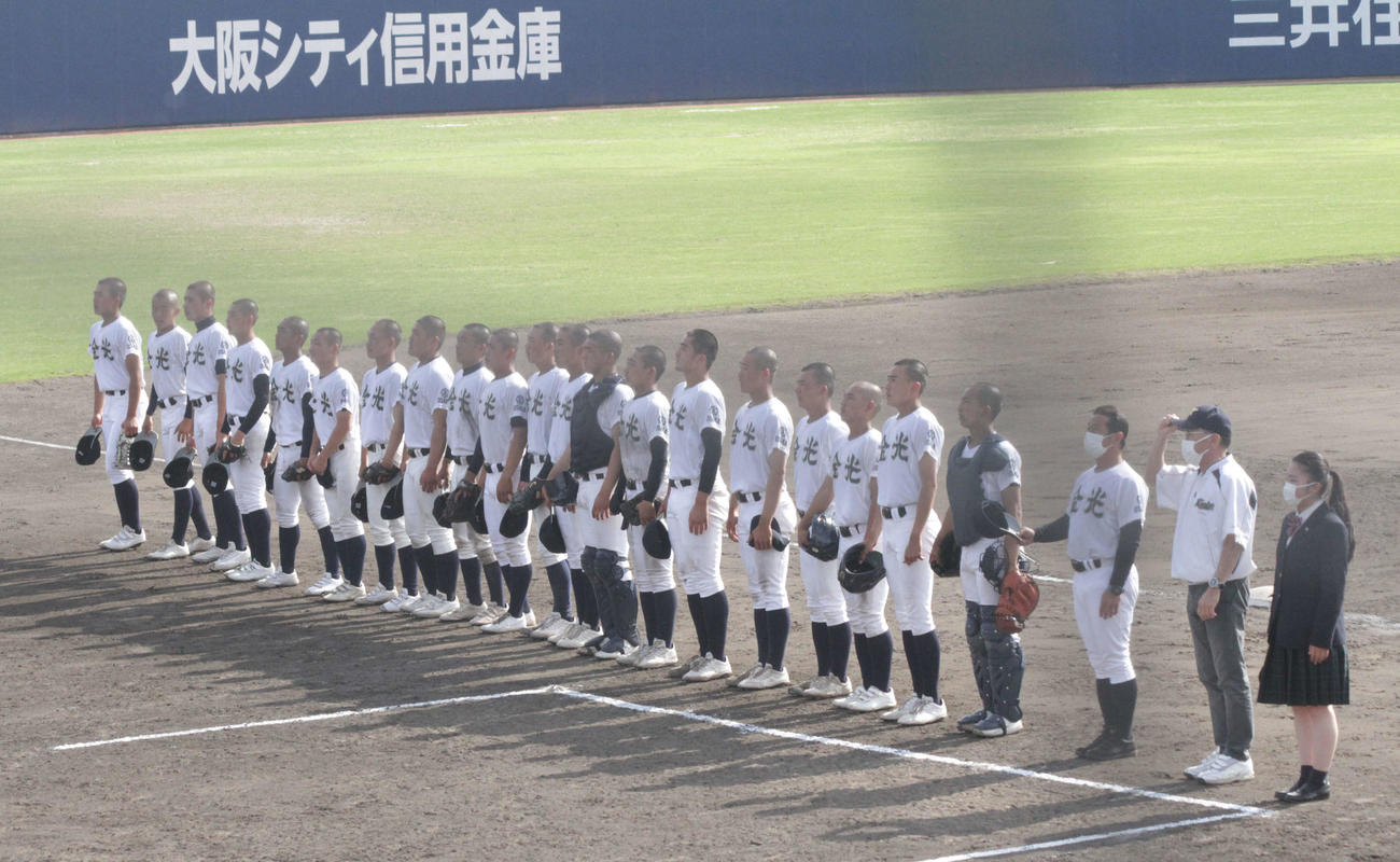 堺戦に勝利し整列する金光大阪ナイン