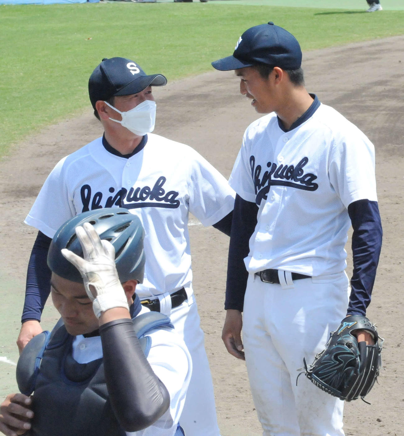 試合後に静岡高の法月投手（右）は池田監督と話す