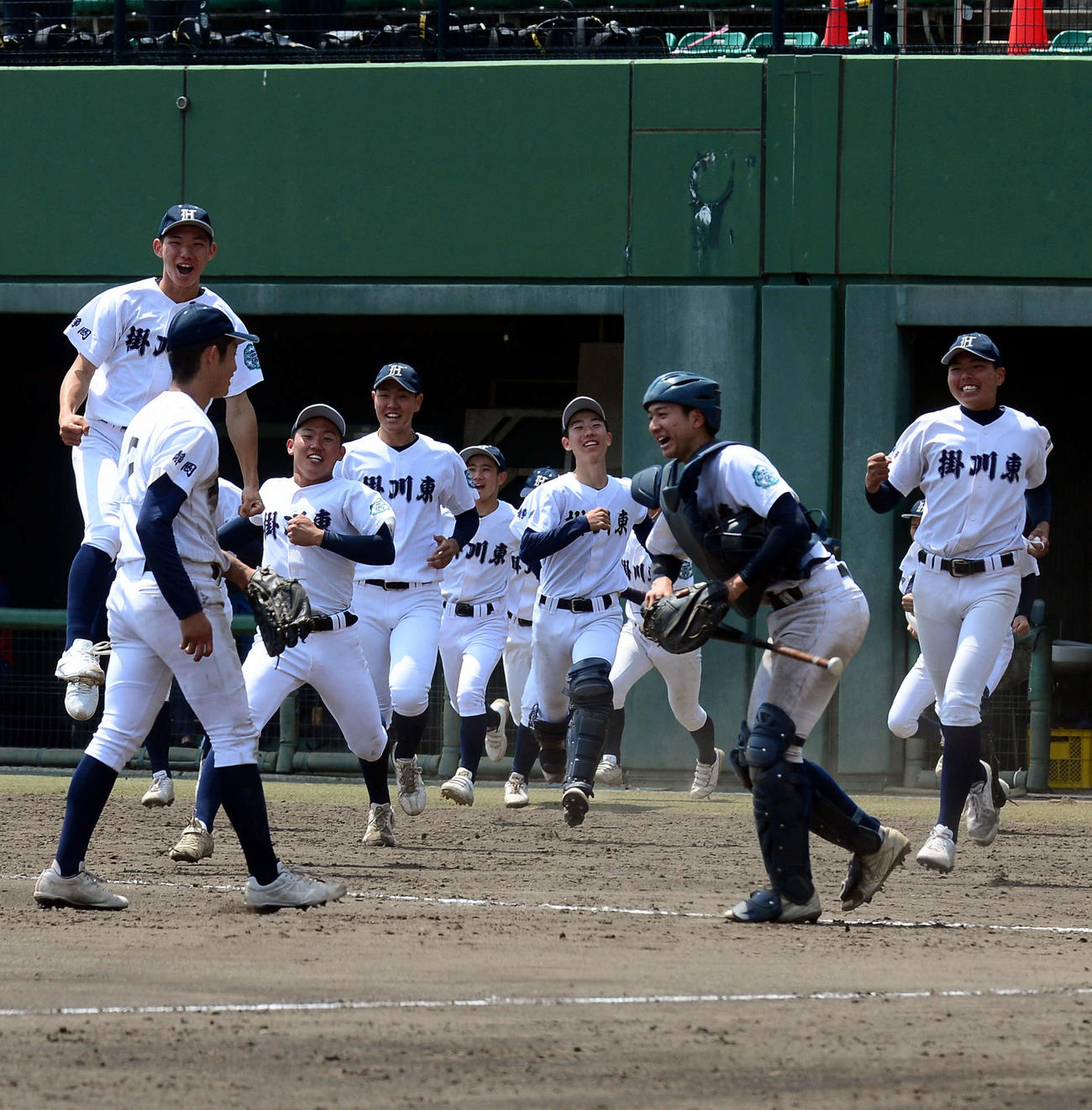初の4強進出を決め、喜ぶ掛川東ナイン