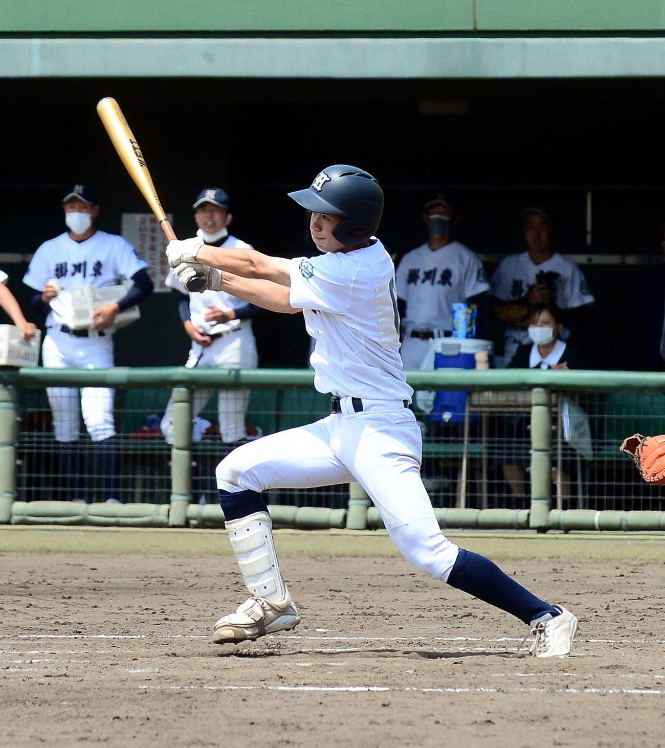 3回裏、右越えに勝ち越しの2点適時二塁打を放つ掛川東・石山