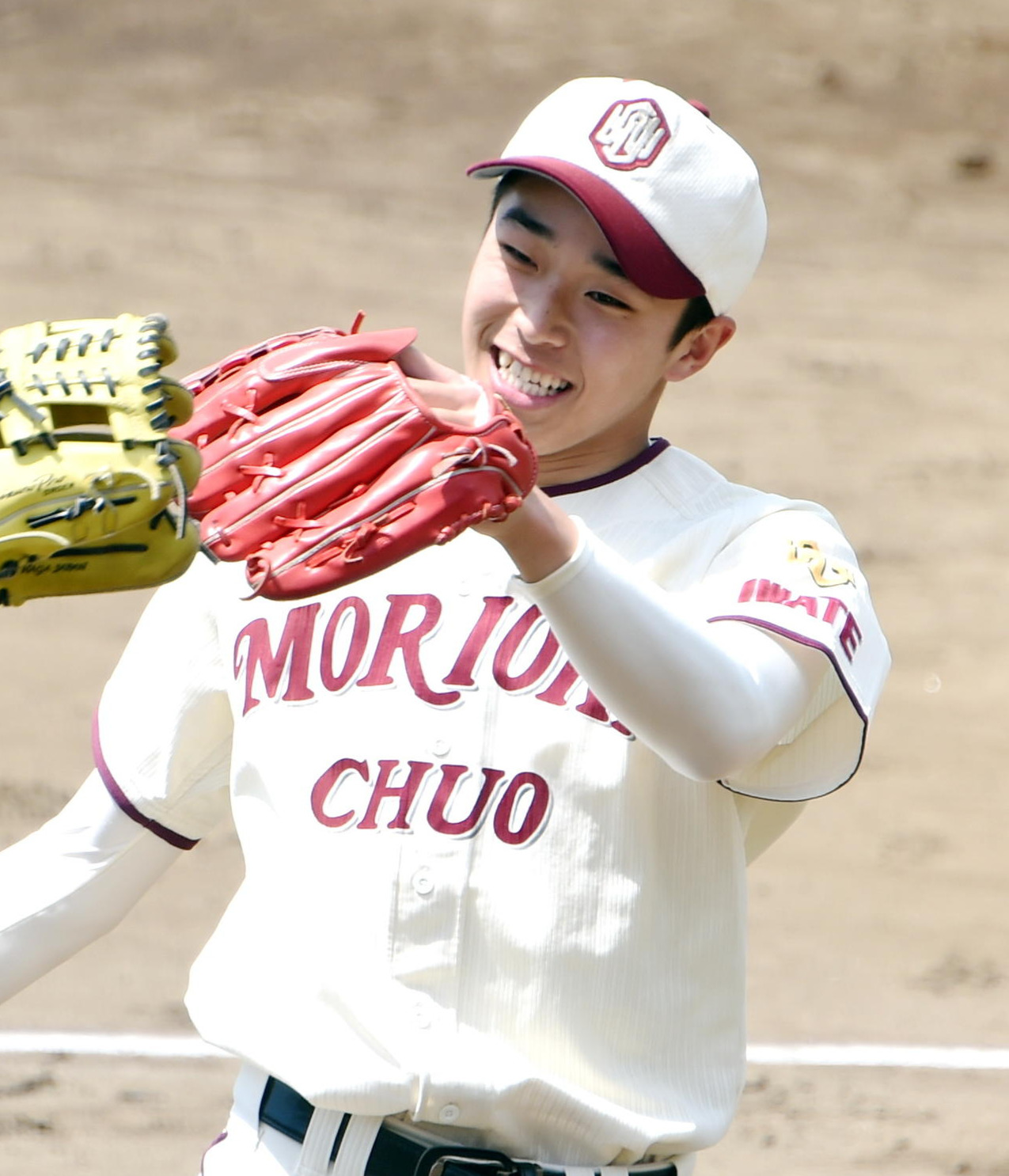 5回終了時にグラブタッチしながら笑顔でベンチに引き揚げる盛岡中央・斎藤（撮影・山田愛斗）