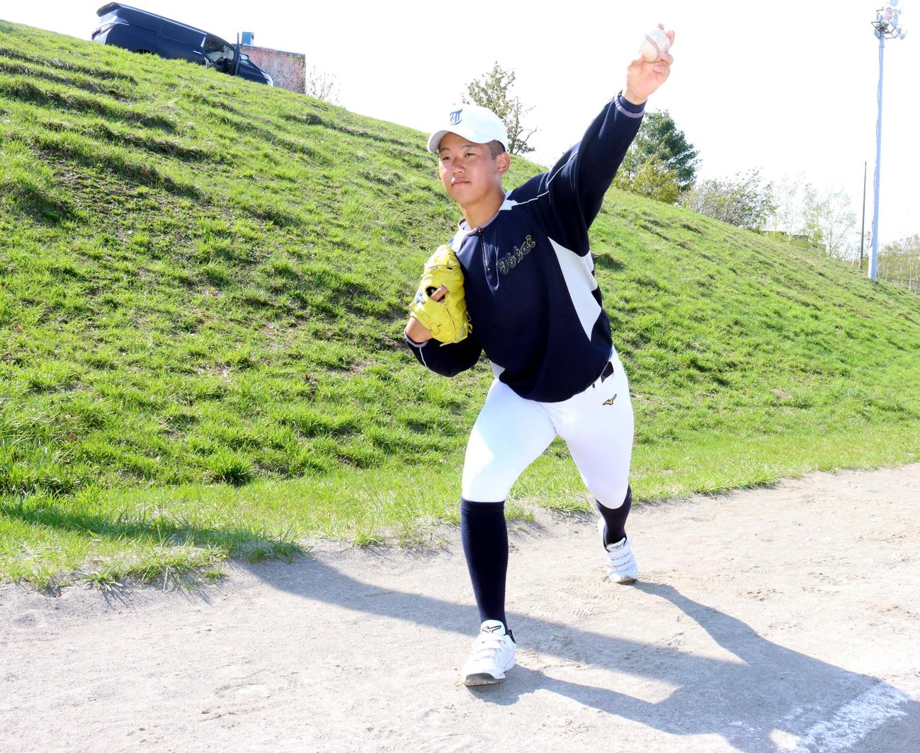12日の初戦に向けフォームを確かめる東海大札幌の門別投手（撮影・永野高輔）