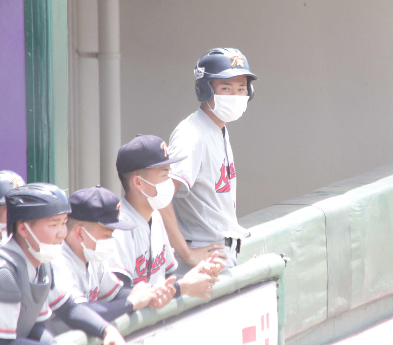 京都国際のエース森下瑠大投手（右端）はベンチから仲間の戦いを見守る
