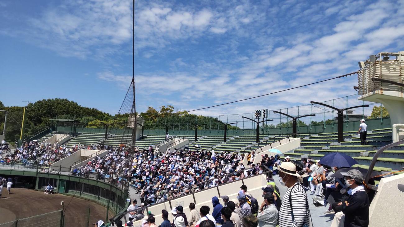 耐震強度不足で内野席上部の使用を中止している明石トーカロ球場