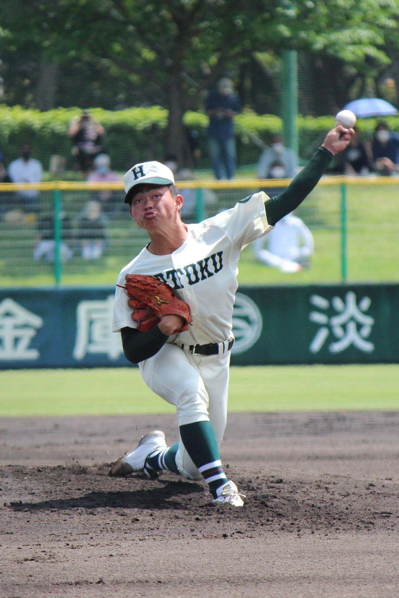 決勝で完封した報徳学園・榊原七斗投手（撮影・柏原誠）