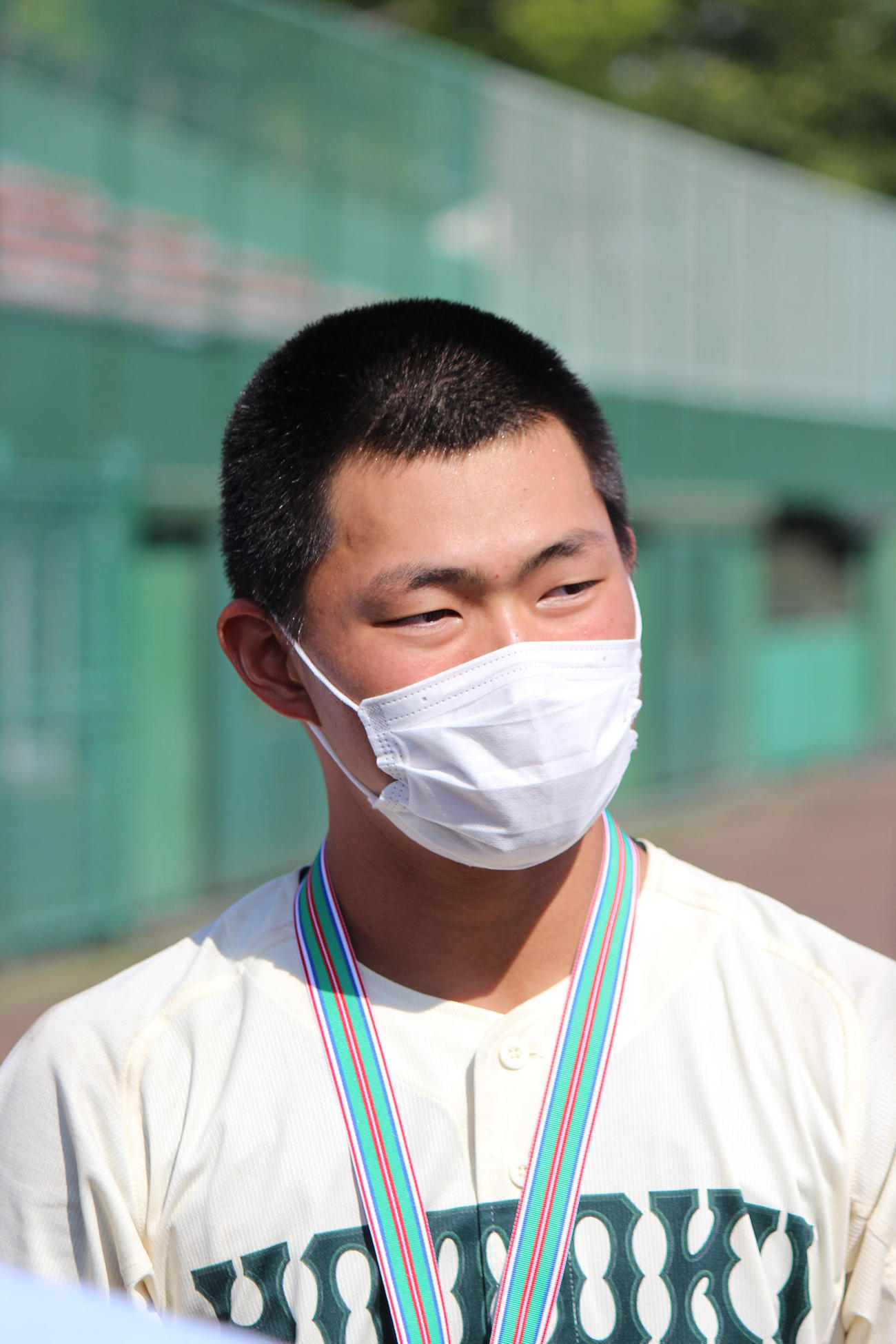 優勝して取材を受ける報徳学園・榊原七斗投手（撮影・柏原誠）