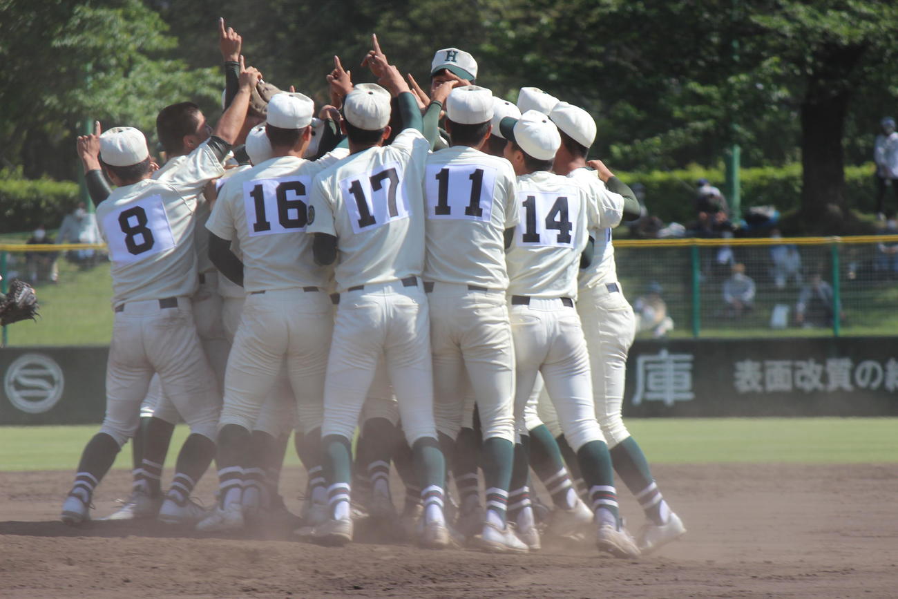 優勝を決めマウンド上で喜ぶ報徳学園ナイン（撮影・柏原誠）