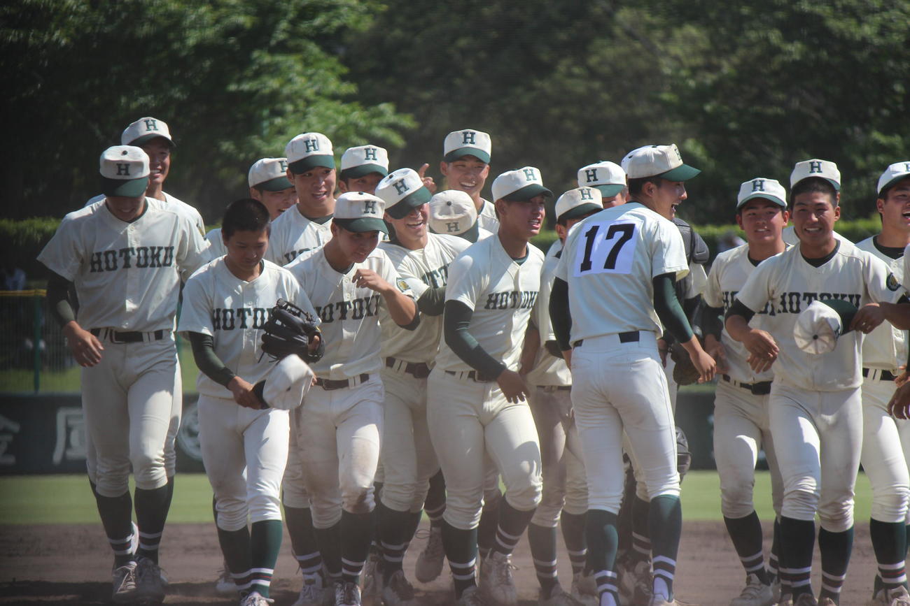 優勝を決め喜ぶ報徳学園ナイン（撮影・柏原誠）