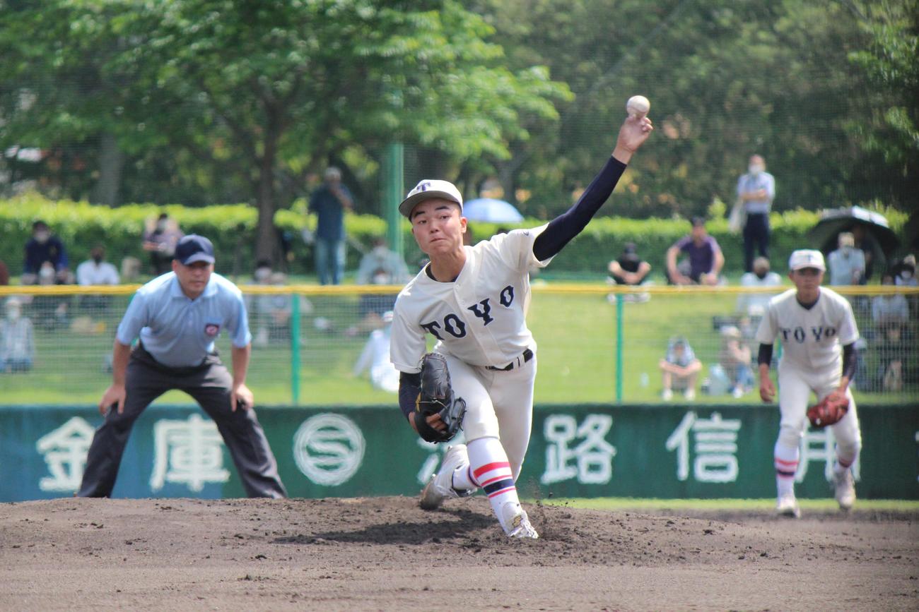 決勝に先発した東洋大姫路・内海誠揮投手＝2022年5月7日（撮影・柏原誠）