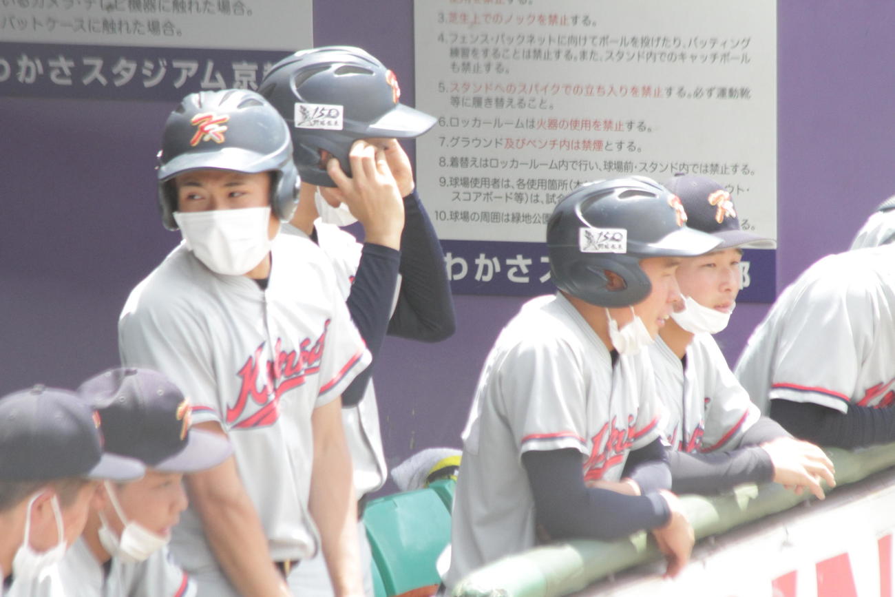ベンチから仲間の戦いを見守る京都国際のエース森下瑠大（手前）