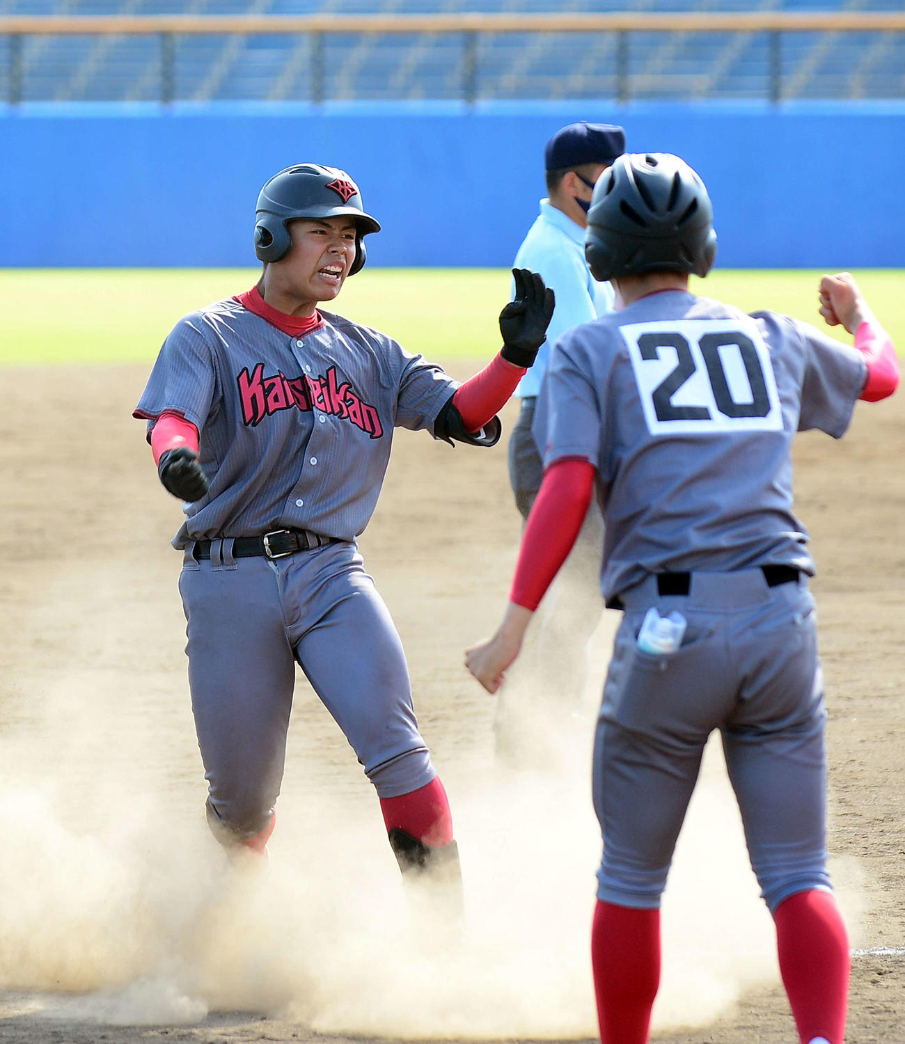 決勝三塁打を放った浜松開誠館・佐野は、塁上でガッツポーズ