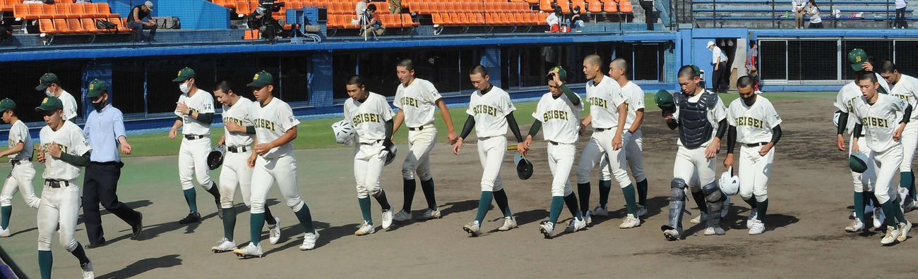 試合に敗れ、ベンチに引き揚げる静清の選手ら