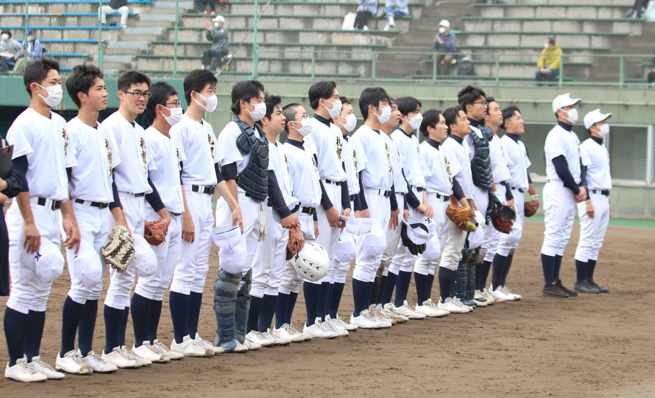 札幌北対石狩南　試合に勝利しスタンドにあいさつする札幌北の選手たち（撮影・山崎純一）