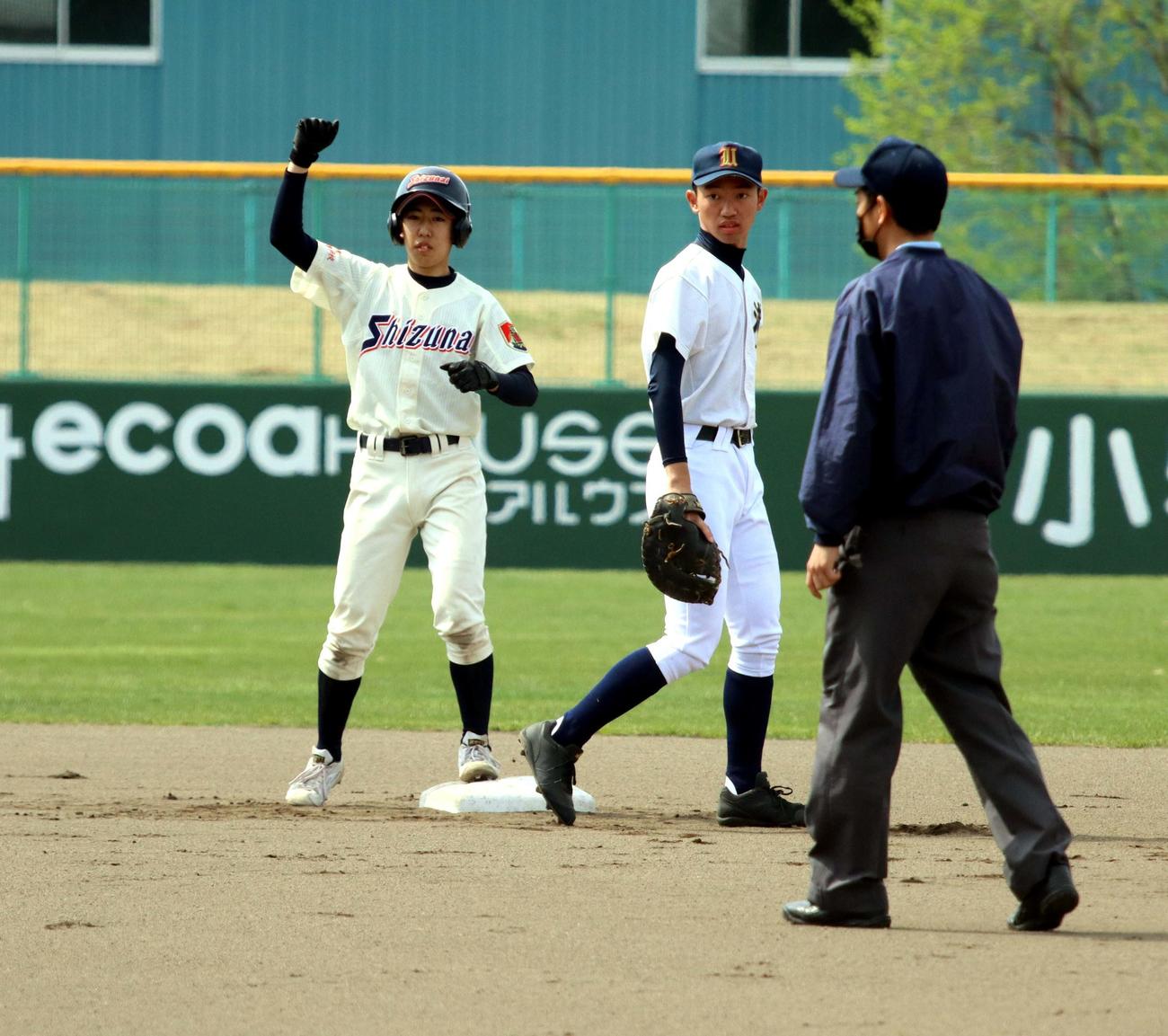 静内対浦河　1回静内1死満塁、右中間に2点適時二塁打を放ち右手を挙げる西岡（撮影・永野高輔）