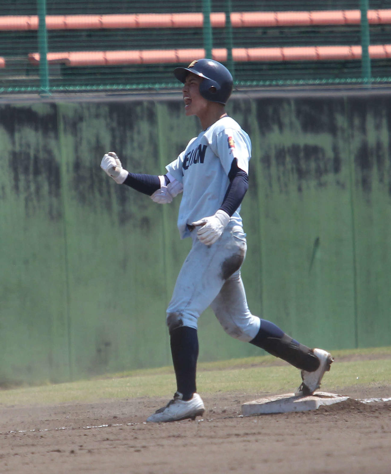3－3の3回1死一、二塁で勝ち越しの中越え三塁打を打った新潟明訓4番大滝は塁上でガッツポーズ