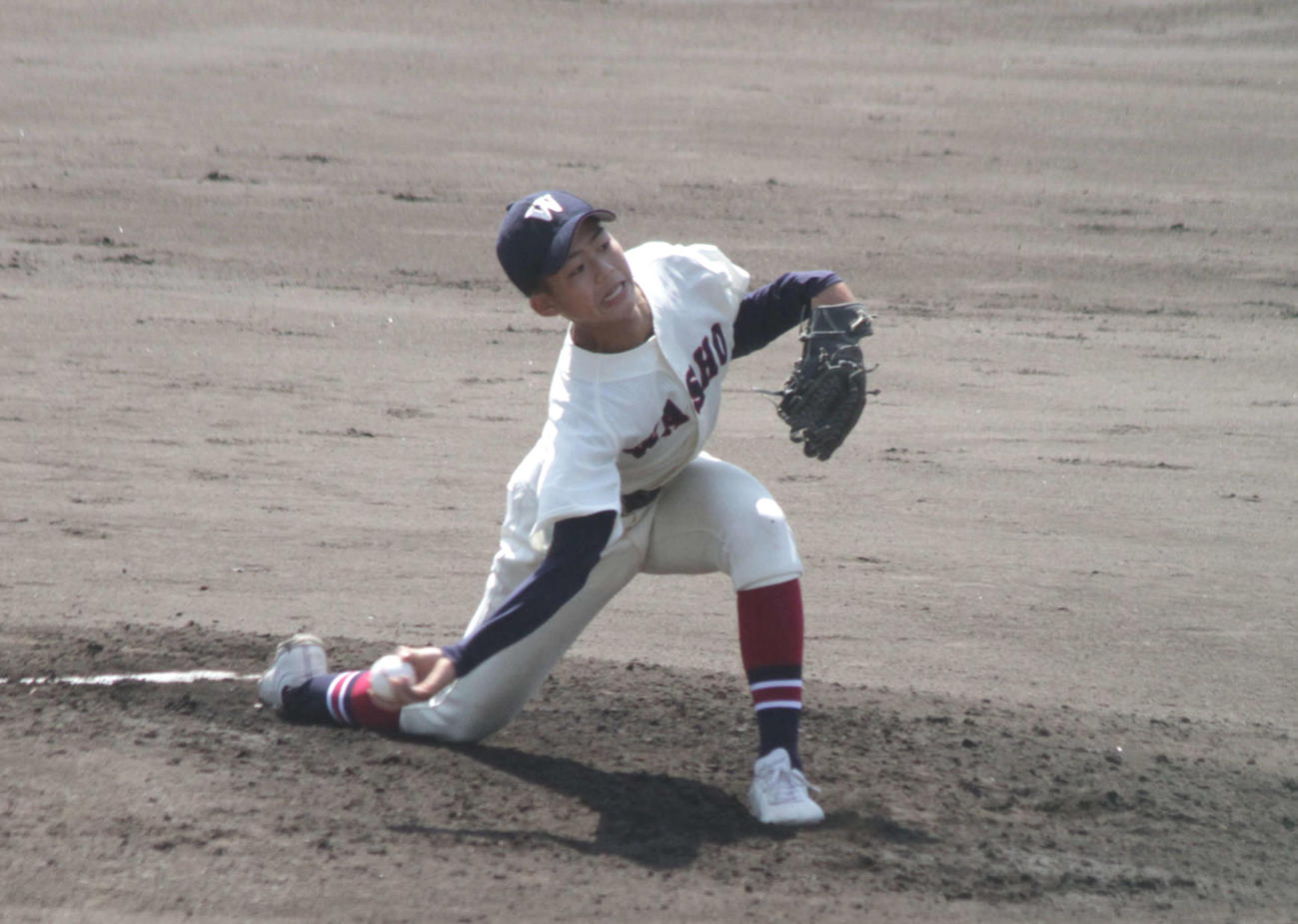 和歌山商の下手投げ先発、木村健太郎投手は4回1失点と好投した