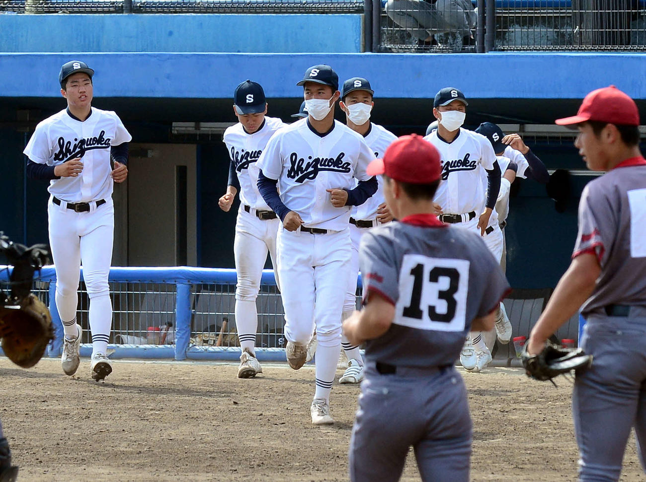 決勝で敗れ、整列に向かう静岡高ナイン