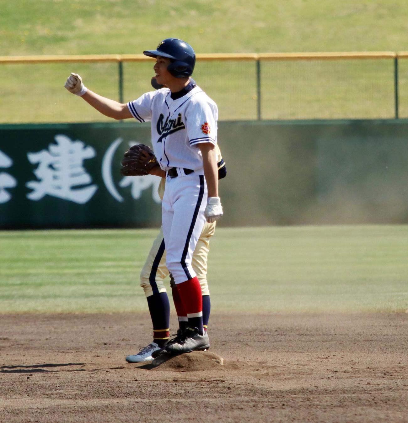 帯広農対帯広大谷　2回帯広大谷2死二、三塁、糸瀬早が左中間に2点適時二塁打を放ち右拳を挙げる（撮影・永野高輔）