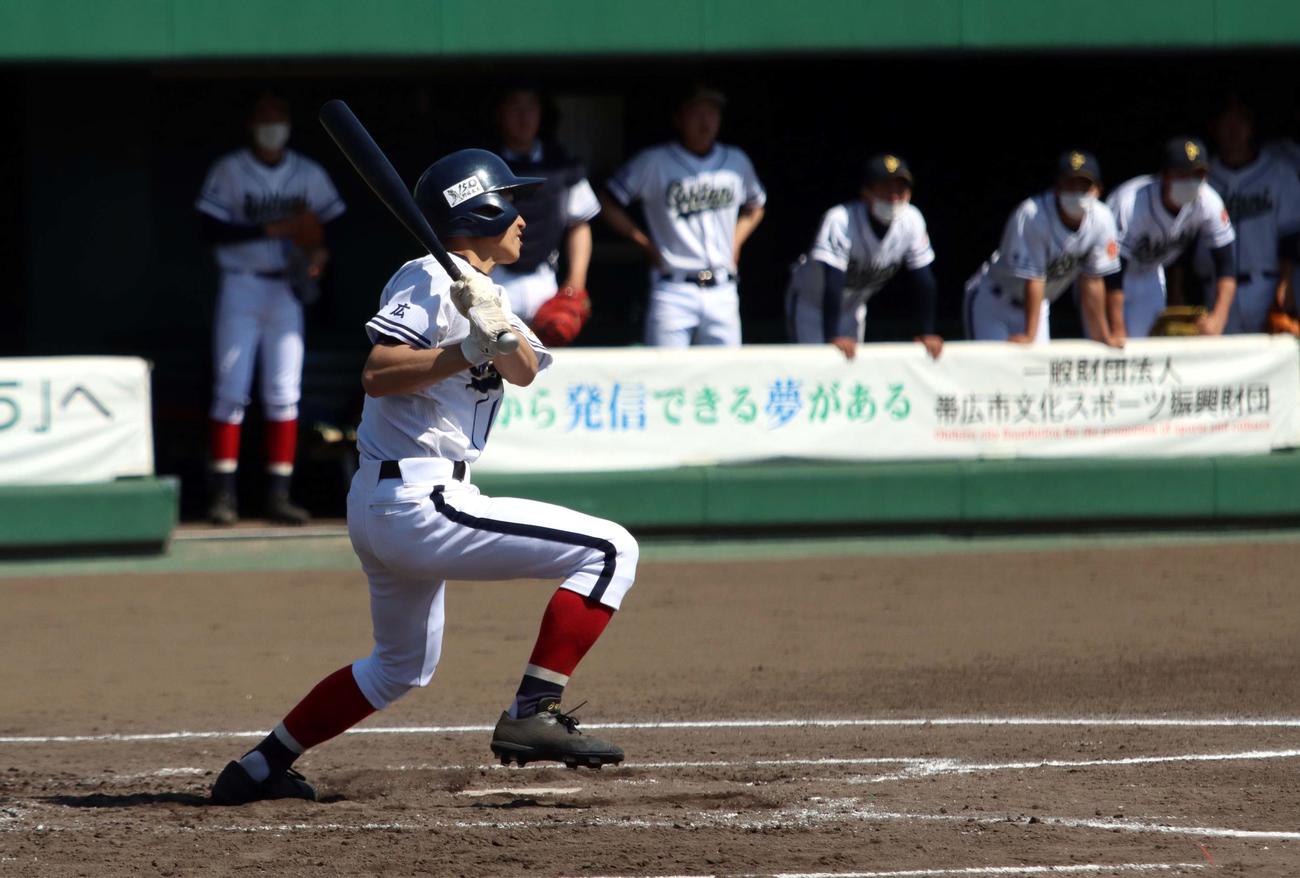 帯広農対帯広大谷　2回帯広大谷2死二、三塁、糸瀬早が左中間に勝ち越しの2点適時二塁打を放つ（撮影・永野高輔）