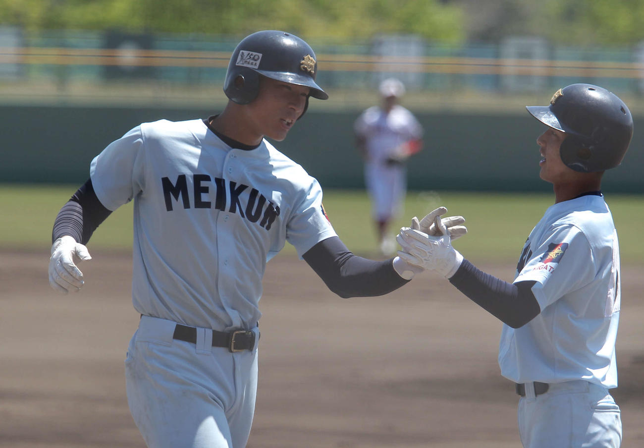 準々決勝の村上桜ケ丘戦で新潟明訓の3番反町（左）が1試合2本塁打