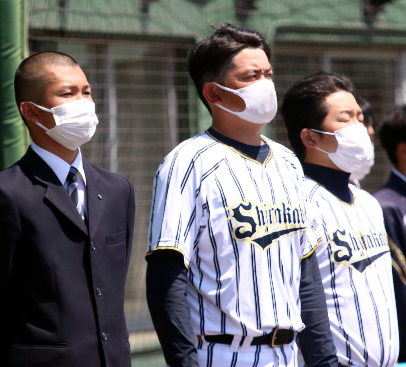監督初陣を飾り校歌を聞く白樺学園・亀田監督（中央）（撮影・永野高輔）