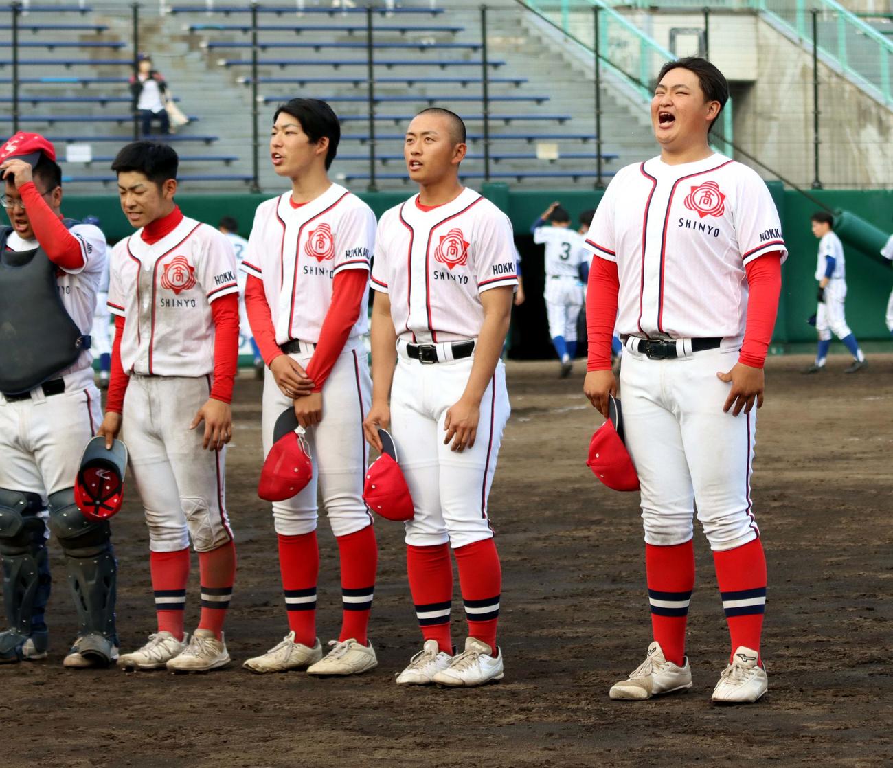 札幌平岸対札幌新陽　2回戦を突破しスタンドにひときわ大きな声であいさつする札幌新陽の島田（右）（撮影・永野高輔）
