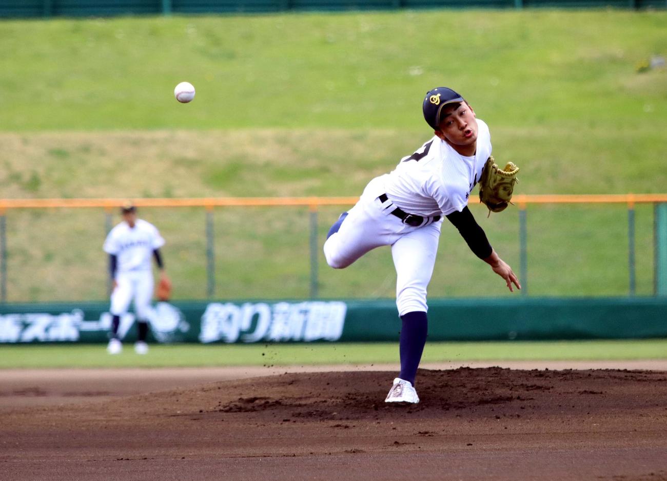 北海道文教大付対札幌大谷　公式戦初登板で4回無失点と好投した札幌大谷の信田（撮影・永野高輔）