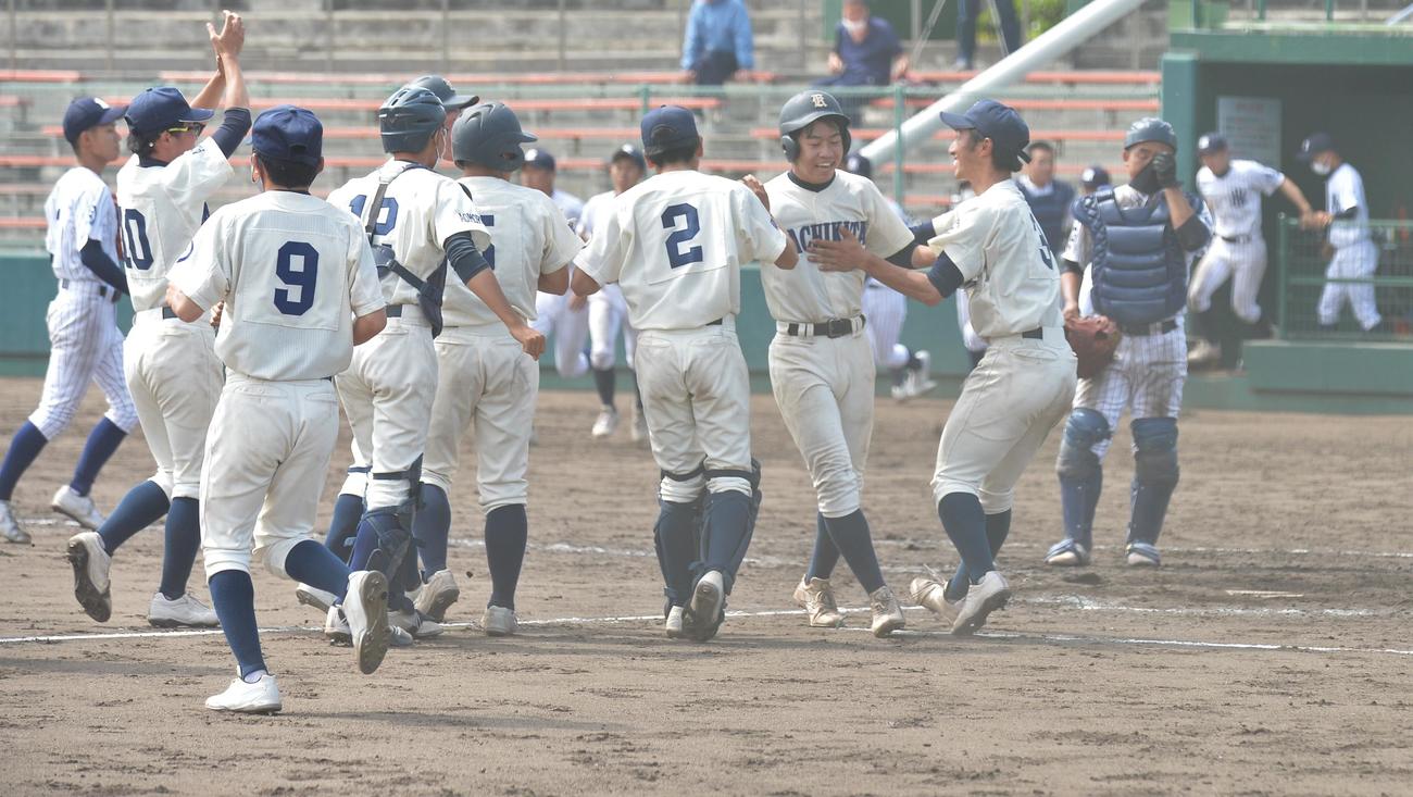 県大会出場を決め歓喜する八戸北ナイン。右から3人目はサヨナラ打を放った荒沢