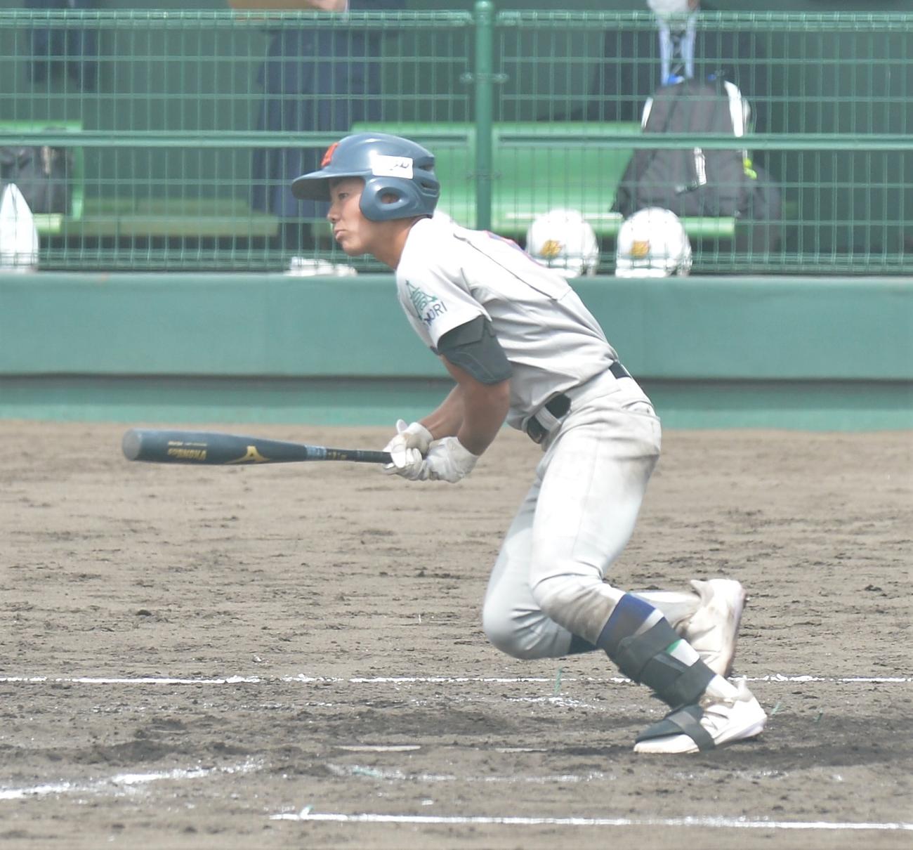 4回、左前適時打を放つ砂