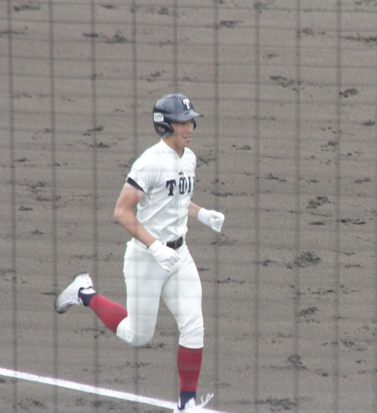 大阪桐蔭の伊藤櫂人内野手は4回、左翼に3ランを放って生還した